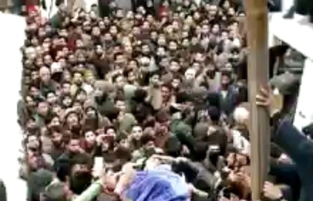 کشمیری وادی نے پیر کے روز 11 فروری 1984 کومقبول کو پھانسی دیے جانے پر 35 ویں پھانسی کی یاد دلانے کے لئے مکمل بند کا اظہار کیا اور اس کی لاش تہر جیل