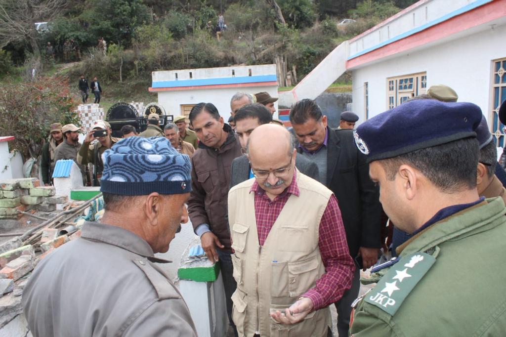 Chief Secretary conducts whirlwind tour of forward LoC areas in Nowshera *  Public deputations meet the CS at Ganiah,Kalsian and Bhawani Sectors_
