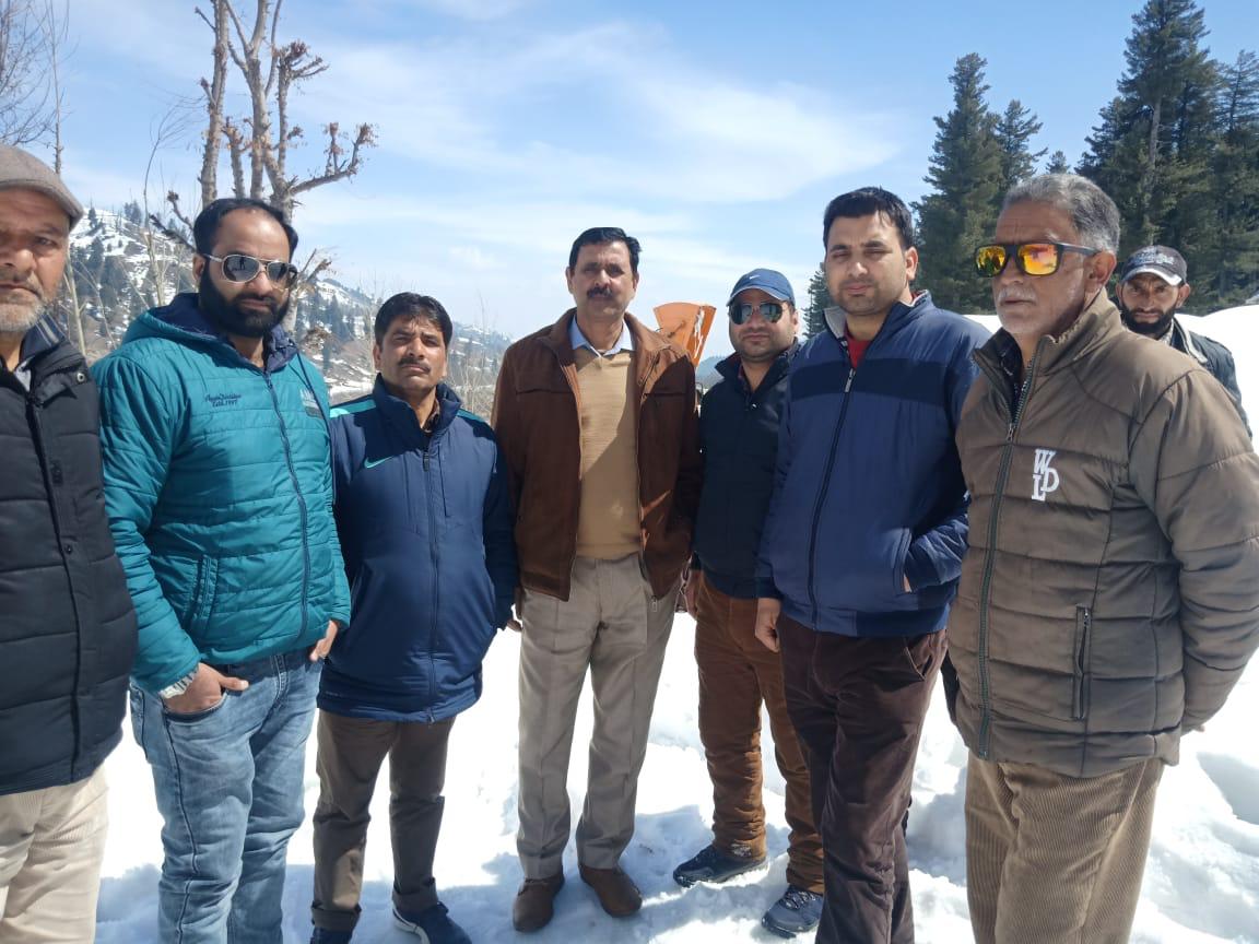 Shopian Administration Starts Snow Clearance Work On Mughal Road