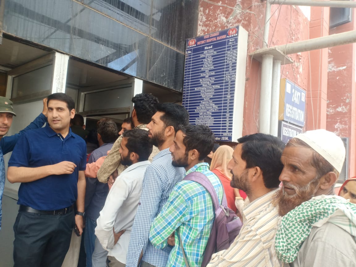 DDC conducts surprise inspection of District Hospital Rajouri*  09 Medical officers found absent from duty; salary withheld; show cause Notices being issued