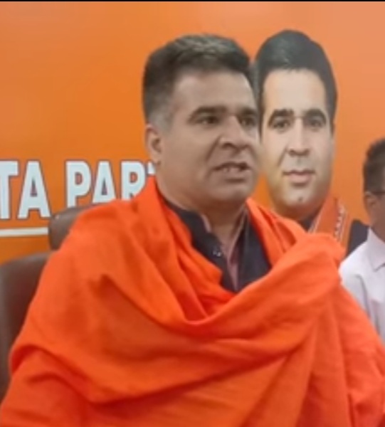 BJP Claims of Corruption Free Governance Exposed by Leh Journalists  BJP Leaders Ravinder Raina & Vikram Randhawa In Trouble After CCTV Footage Emerge Showing Envelopes Given To Journalist In Leh