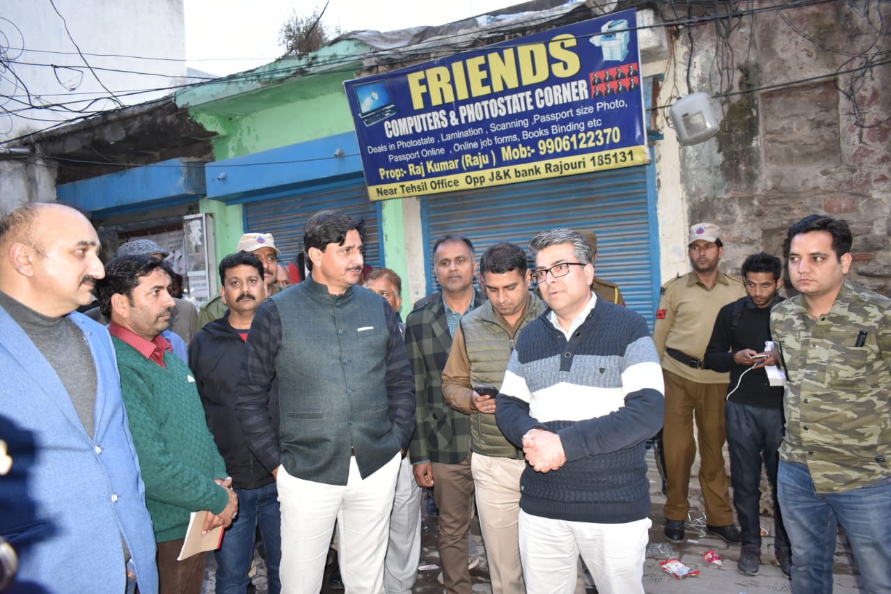 Coronavirus spread prevention:DDC Rajouri pays visit to market    Orders ban on business establishments with heavy rush