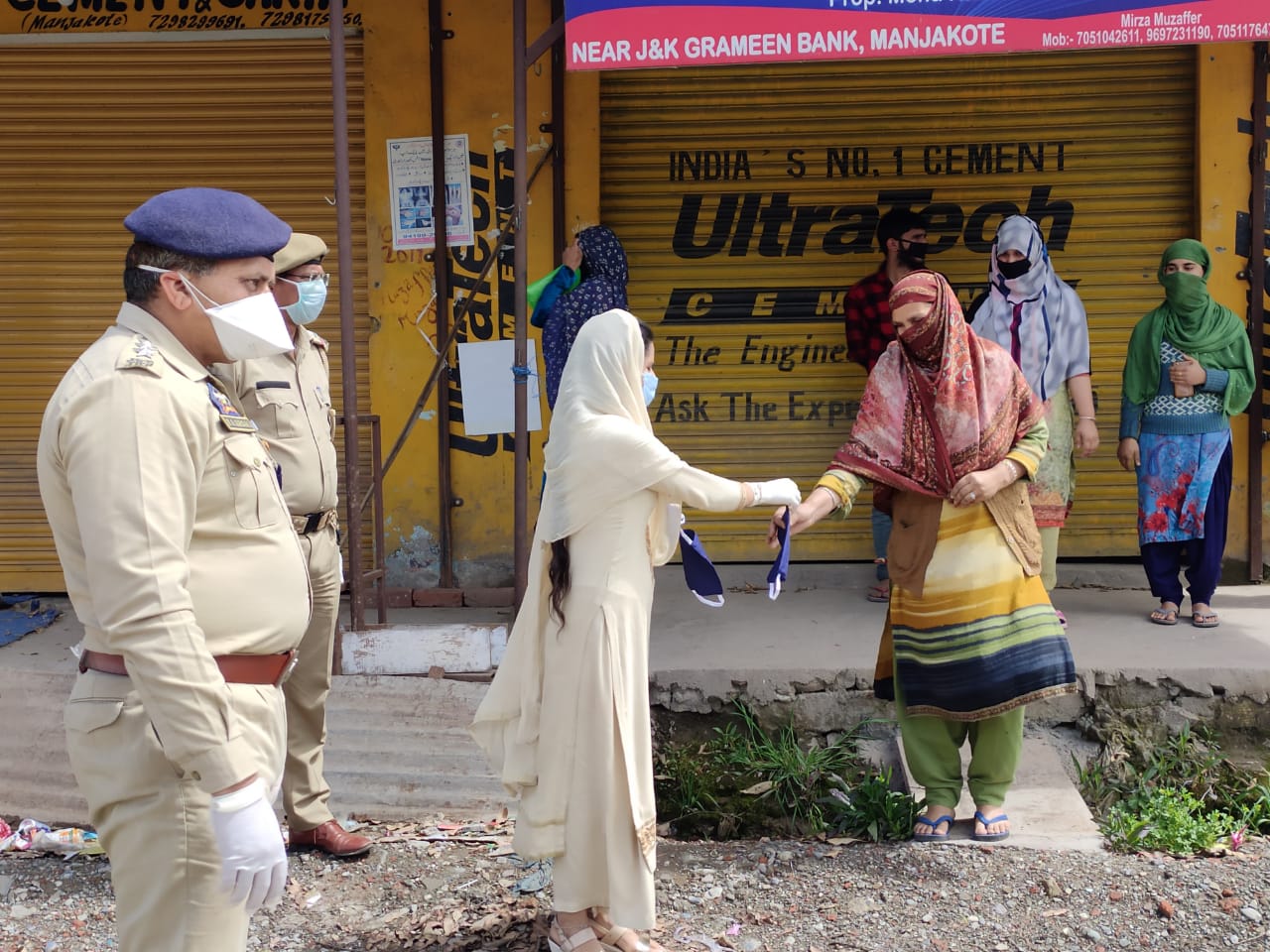 Lockdown continues in Rajouri, action initiated against violations     Police distributes masks among people in Manjakote, establishes helpline for aged person