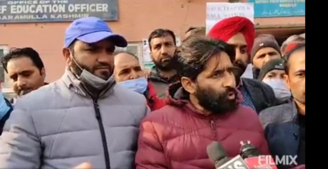 رہبر تعلیم ٹیچرز فورم ضلع یونٹ بارہمولہ کا چیف ایجوکیشن آفیسر کے دفتر کے باہر احتجاجی مظاہرہ