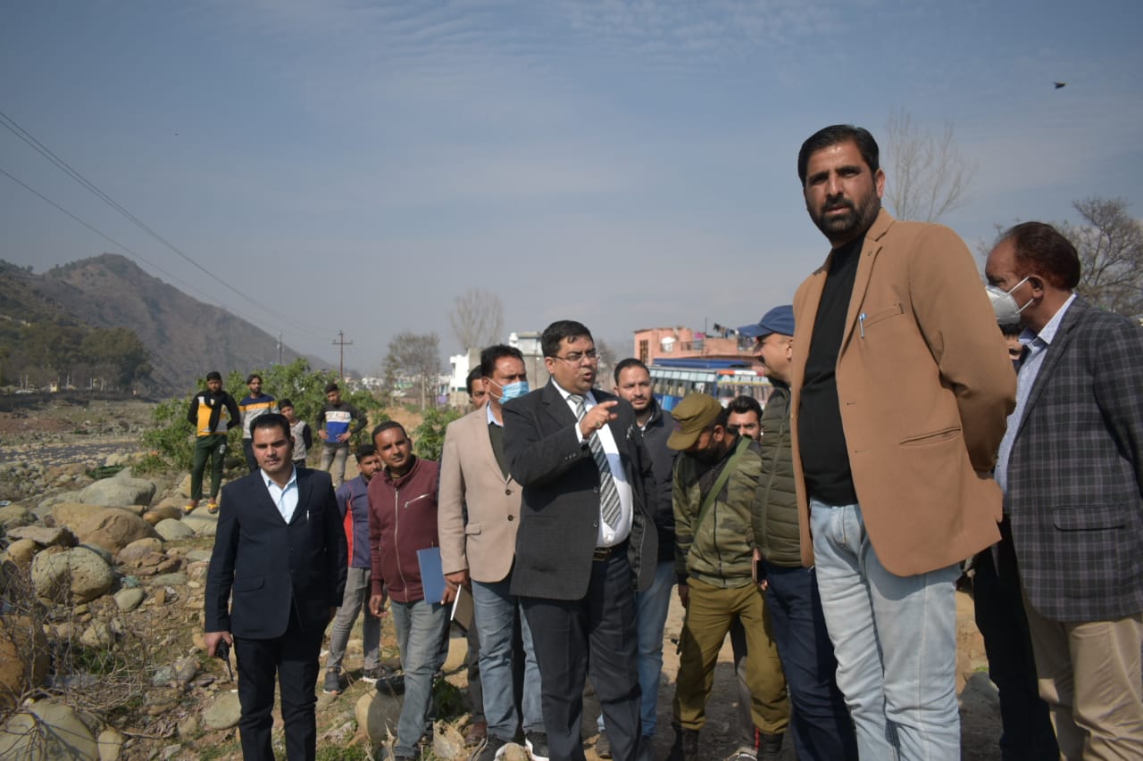 Deputy Commissioner Rajouri conven a meeting of contractors and stone crusher owners ends without any decision.The meeting could not resolve the issues facing the contractors without materials…