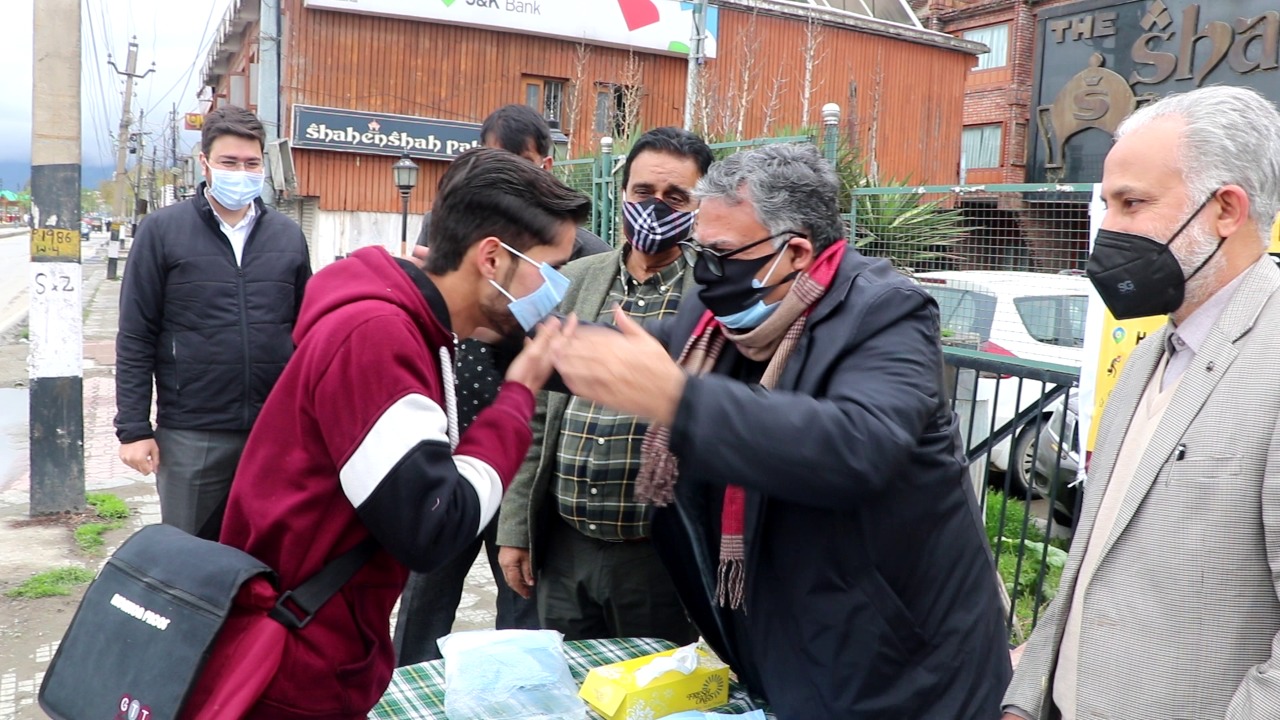 Free Masks distribution in Srinagar by various organisations