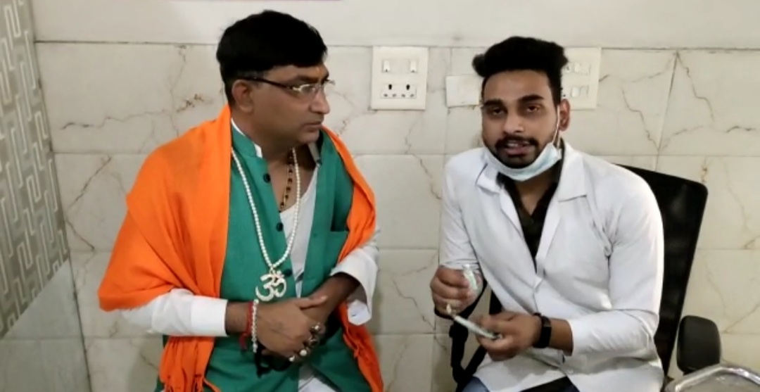 Hinduist leader Raju Chandel gets Corona vaccine
