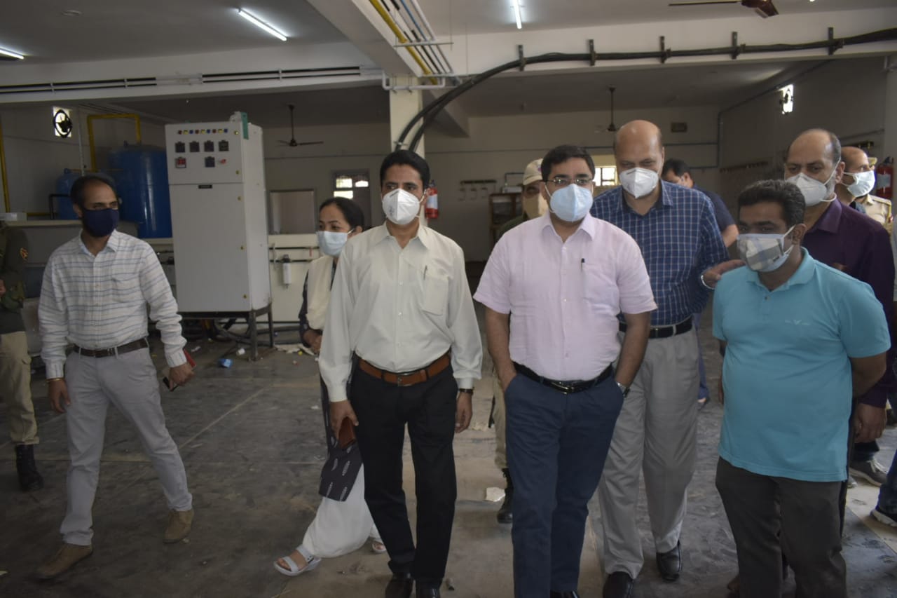 DC Rajouri visits GMC&AH; reviews progress on Oxygen concentrator plant under installation