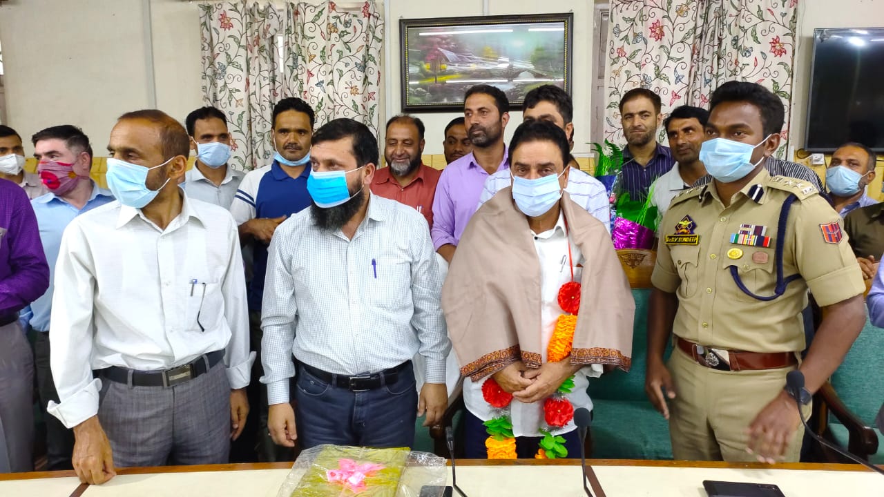 Nazeer Ahmed Lone ADDC Kupwara gave a warm farewell