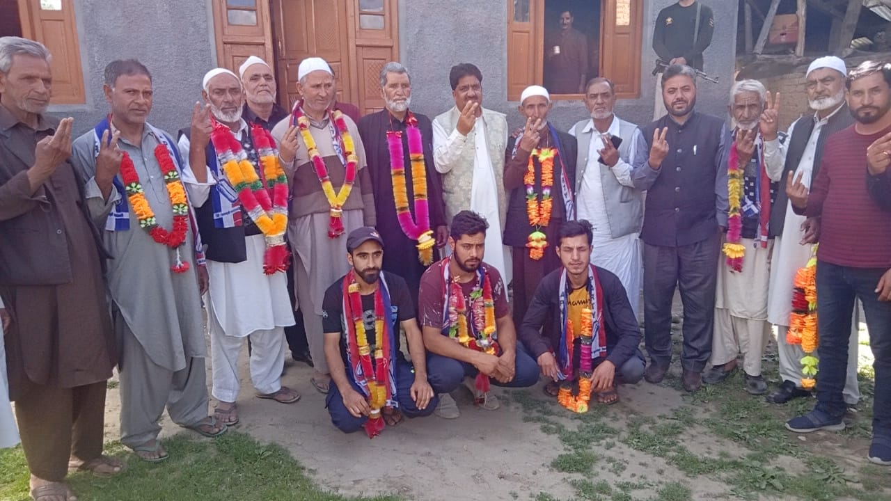 Dozens of Senior Political Workers from JKPC joined Apni Party at Kalmoona TrathporaThe joining took place in presence of JKAP Senior leader Ab Rashid Bhat