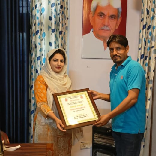 Pervaiz Ahmed presented a shield to DDC Chairperson Poonch Mohtarma Tazeem Akhter.