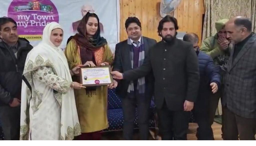Nighat Mir Recived Certificate of appreciation at My Town My Pride program in Baramulla district