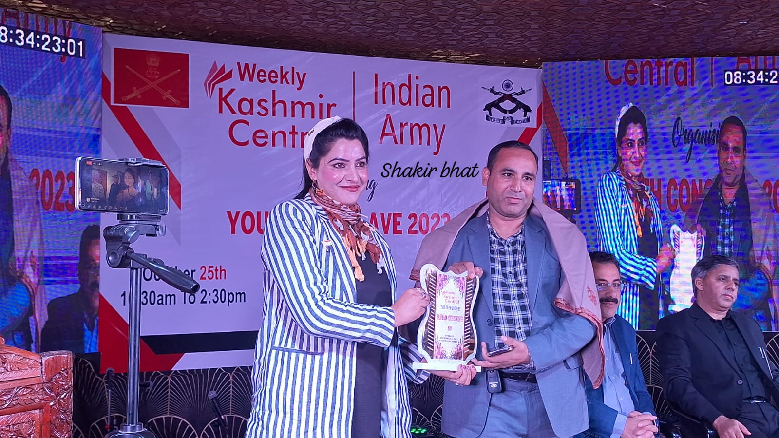 Tasleema  presented a memento to Dr Abdul Rouf Bhat in a day long Youth Seminar at Handwara.