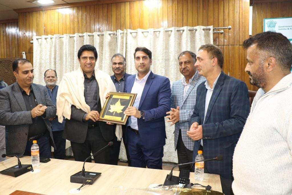 District Admin Srinagar bids warm farewell to MD KPDCL, Baseer-ul-Haq Chaudhary