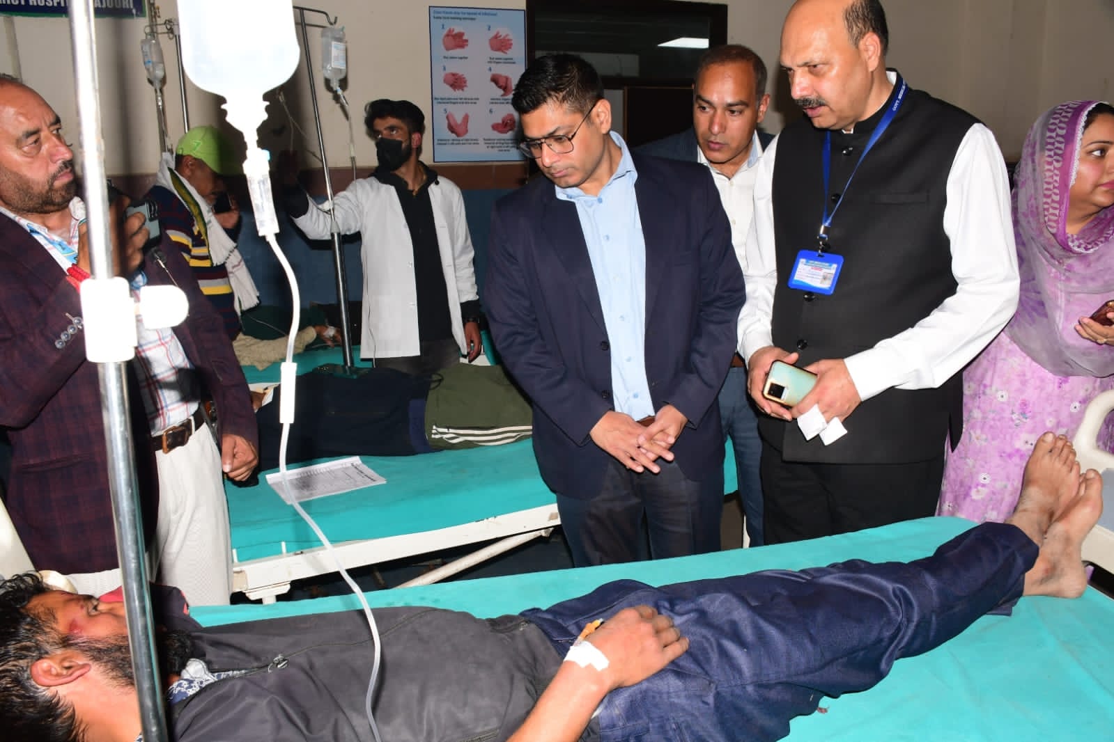 Deputy Commissioner Rajouri meets Accident victims at GMC&AH Rajouri