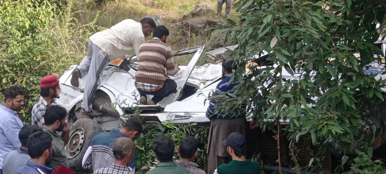 3 killed 2 minors among 16 injured in Rajouri Road accident .Mother daughter including Minor children and women were also involved in the accident.