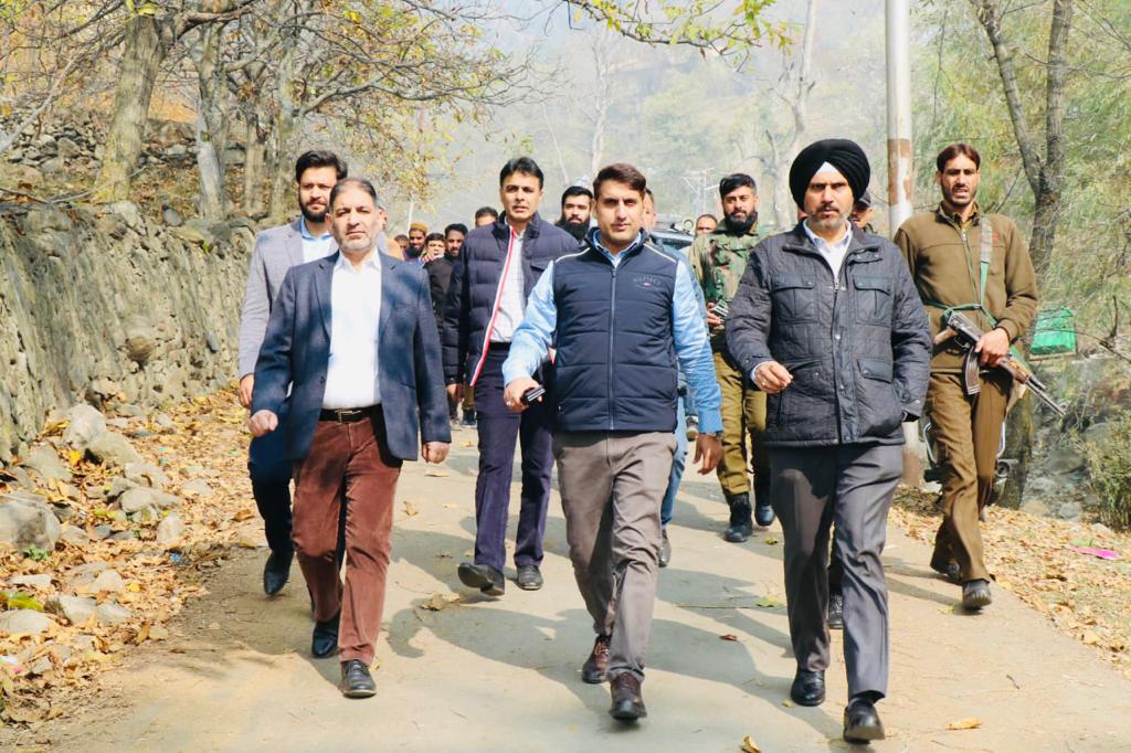 Back to Village(B2V5) : Commissioner Secretary Industries and Commissioner visits Fakir Gujri; interacts with public, inspects developmental works