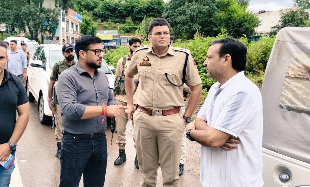 DC, SSP Rajouri inspect landslide clearance work on National Highway