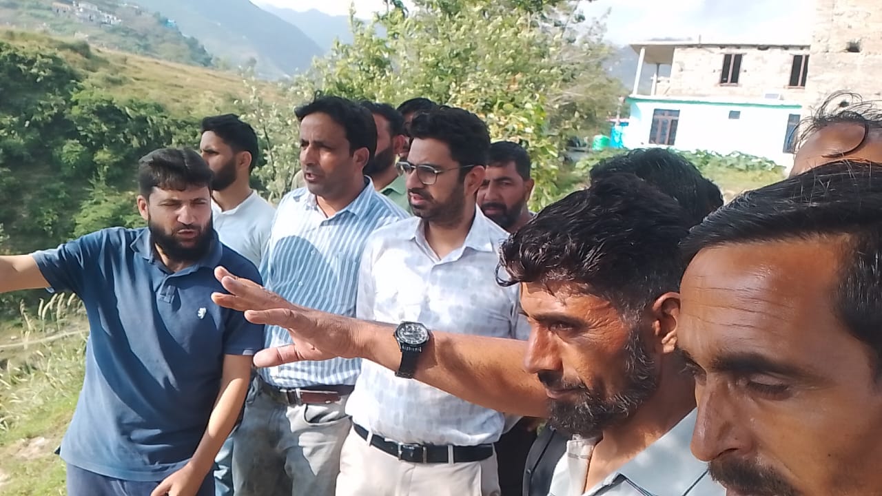 Water Crisis in Kewal Village ; Tehsildar Kotranka Visits the Area, Assures Resolution in Two Weeks