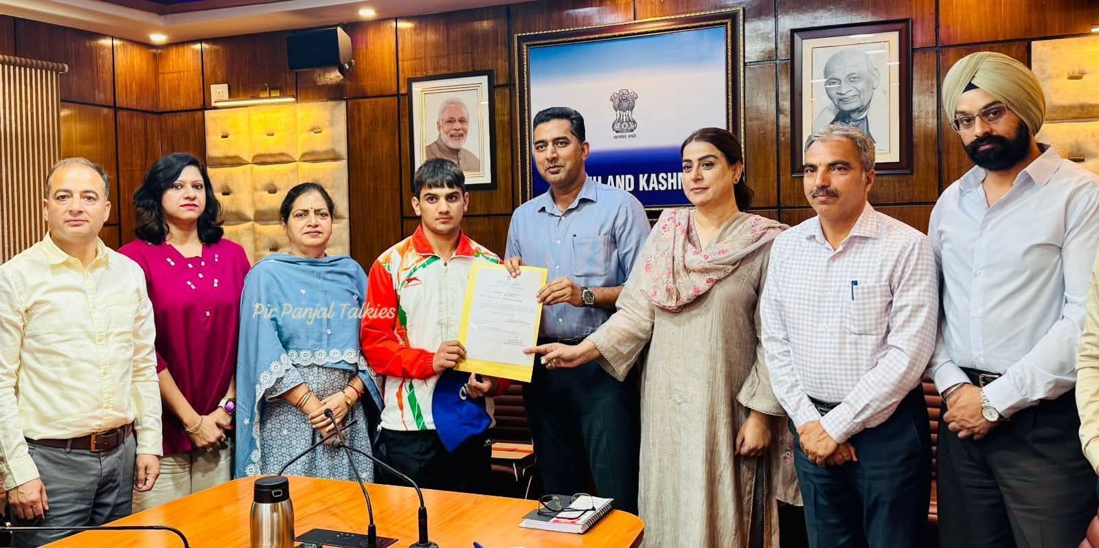 Rajouri’s Asian Gold Medalist Boxer Mohammad Yassir Honoured with Cash Award, Scholarship